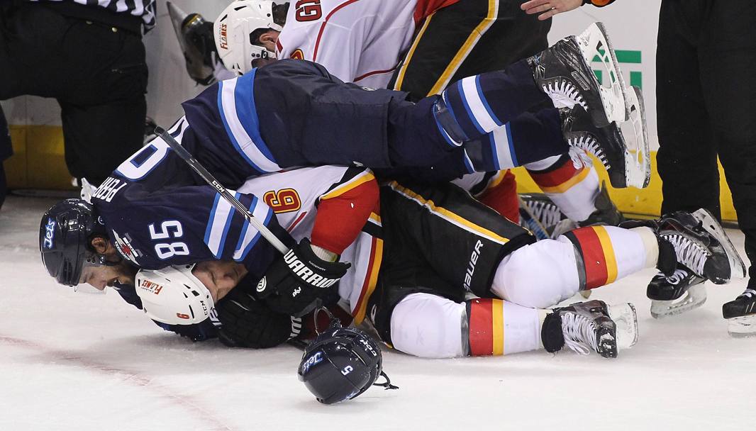 Canada, concitate fasi di gioco durante la partita di hockey tra Winnipeg Jets e Calgary Flames (AFP)